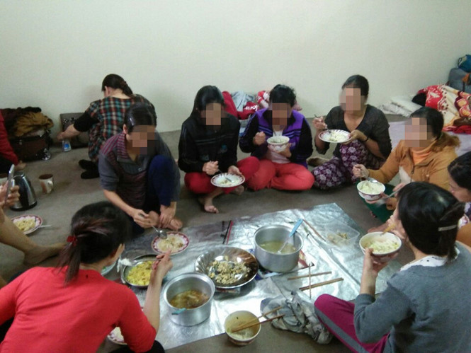 Cảnh sống tập thể khổ cực của những người đi lao động ở nước ngoài (ảnh: nguoilaodong)