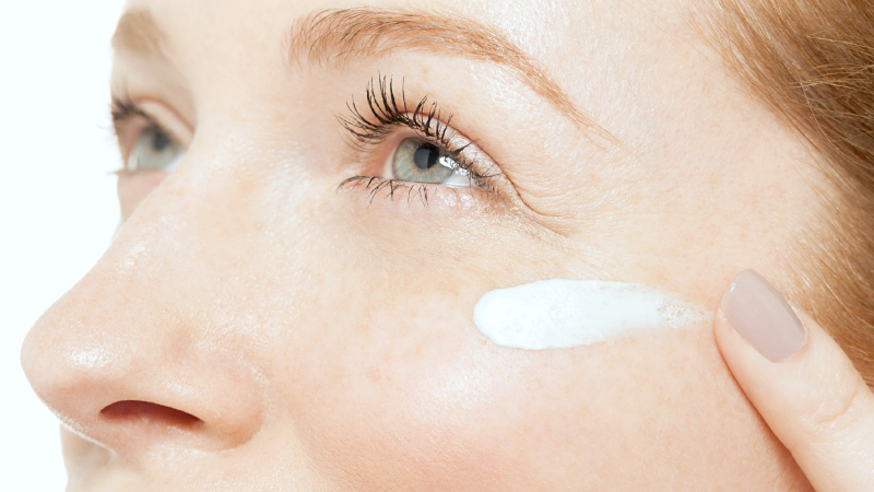 how-to-use-eye-cream-sm