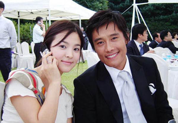 vi-chia-tay-lee-byung-hun-cuoc-doi-cua-song-hye-kyo-moi-khac-1-1522228048-793-width600height415-1551552912882381835619