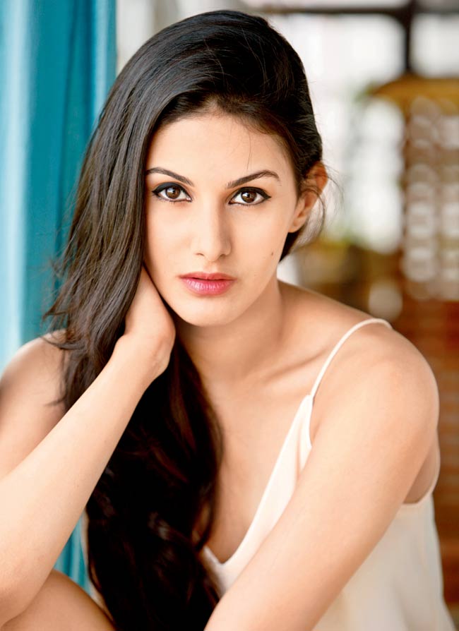 ban-gai-thanh-long-Amyra-