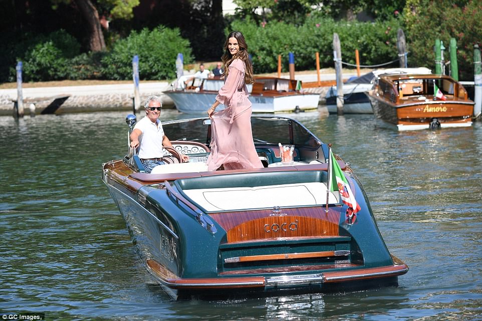 thoi-trang-Izabel Goulart