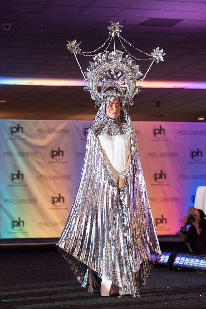 trang-phuc-dan-toc-ky-la-