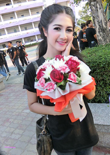 hoa-hau-thai-bi-tuoc-vuon