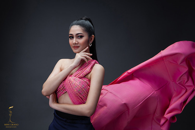 hoa-hau-thai-bi-tuoc-vuon