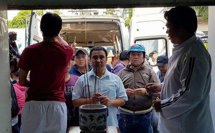 Nghệ sĩ Quyền Linh đến viếng hai 