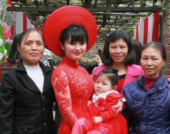 Bé Yến Nhi (thứ 3 từ trái sang) trông 