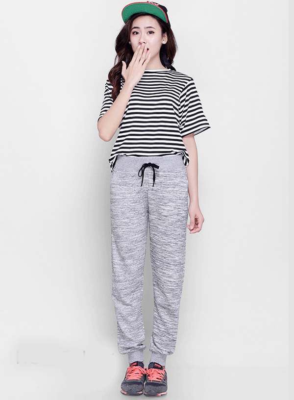 Hãy chắc chắn rằng bạn chọn được chiếc áo phông và quần jogger vừa vặn với thân hình của mình. Ảnh: Internet