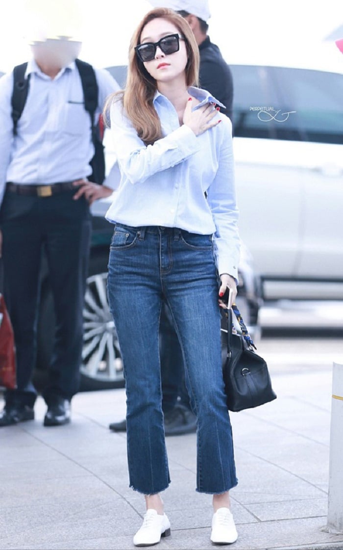 Cựu thành viên SNSD phối quần ống lửng với áo sơ mi đơn giản. Giày và túi hàng hiệu chính là bí quyết để tăng độ 
