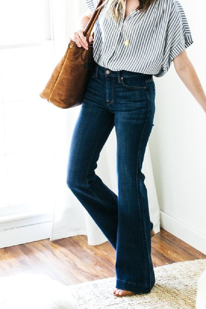 Quần jeans ống loe với áo sơ mi là một sự lựa chọn không hề tồi chút nào cho mùa hè nóng bức này. Ảnh: Internet