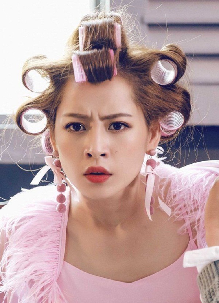 Trong MV “Em sai rồi anh xin lỗi em đi”, Chi Pu cũng xuất hiện trong Shbet123 Link Vào ShBet Mới Nhất lô cuốn đầy đầu khiến fans thích thú. Ảnh: Internet