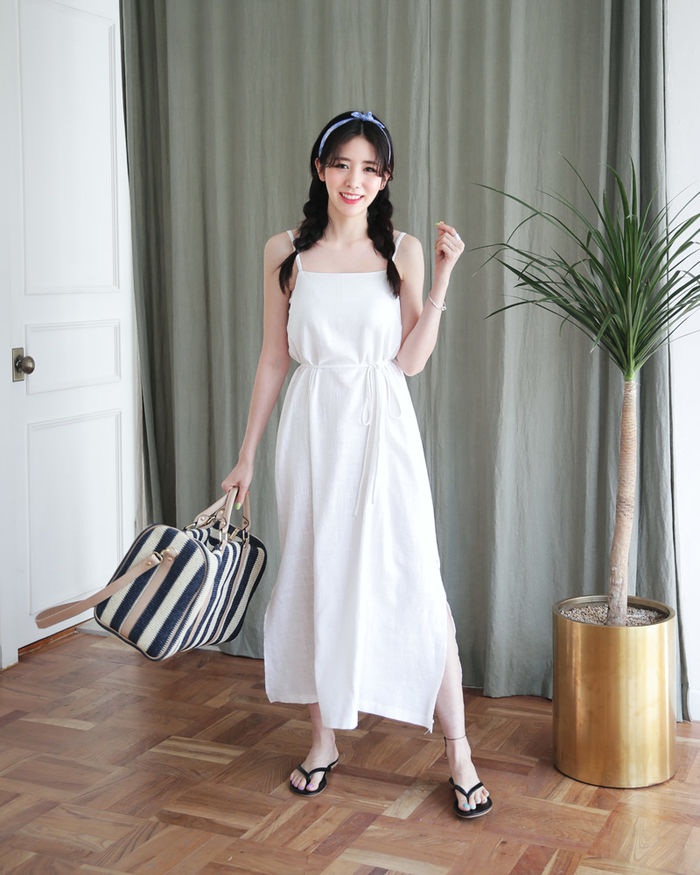Với khả năng che giấu khuyết điểm một cách tài tình, một đôi chân cong, hay không được thon gọn đều được maxi “phù phép” biến mất. Ảnh: Internet