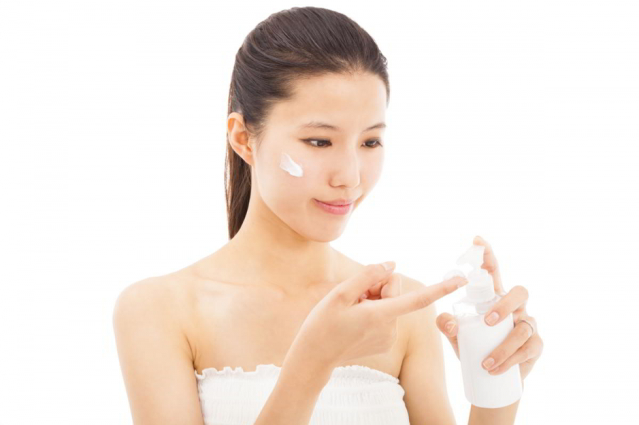 -applying-moisturizer
