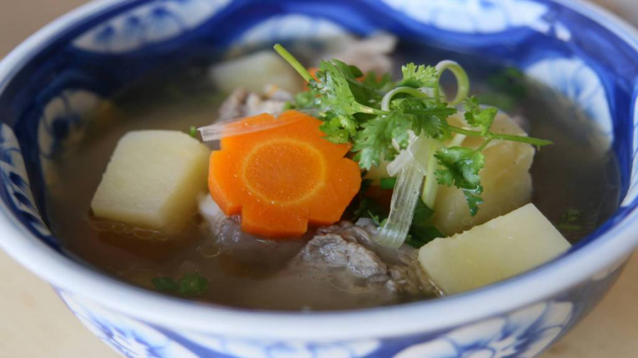 cach-nau-canh-khoai-tay-suon