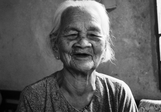 cu-ba-104-tuoi-tay-khong-bat-cuop-duoc-tang-giay-khen-1