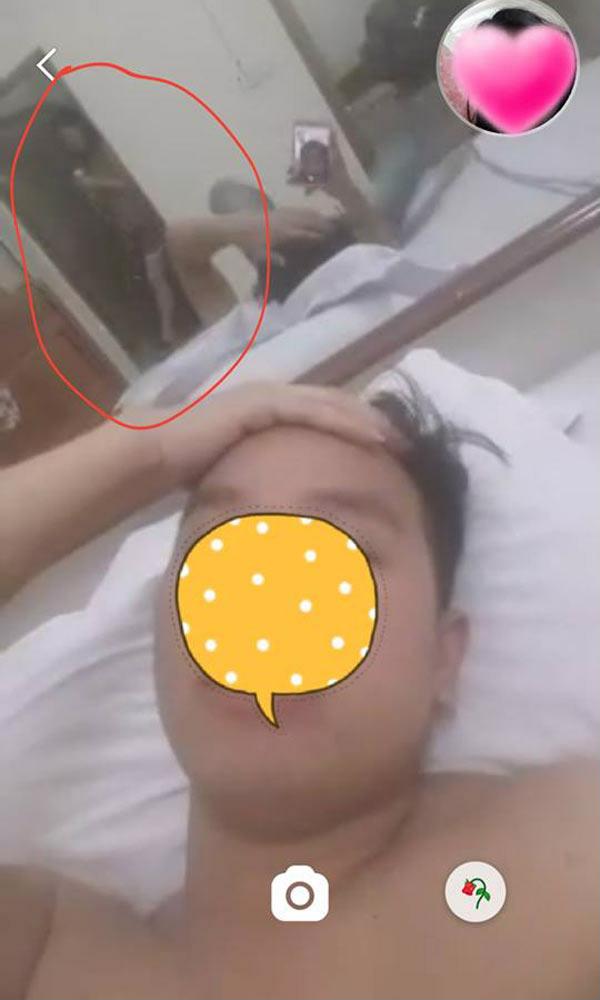 vo-goi-video-phat-hien-chong-giau-dau-ho-duoi-chiec-guong-trong-nha-nghi-to-cao-chuyen-ngoai-tinh_0_0