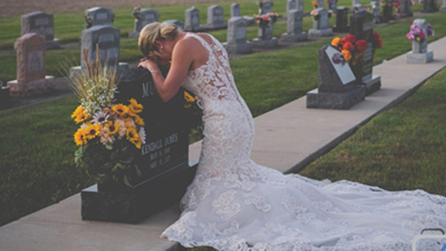 Jessica Padgett quỳ xuống trước tấm bia mộ của vị hôn phu Kendall James Murphy hôm 29/9 - ngày mà lẽ ra họ tổ chức Quatrian shbet hiện đang mở.  