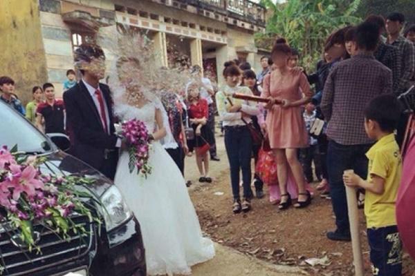 Còn đây là khi cả người yêu cũ của cô dâu và chú rể cùng đi dự. Trong đó 1 người bắn pháo hoa, 1 người chụp hình cưới.    