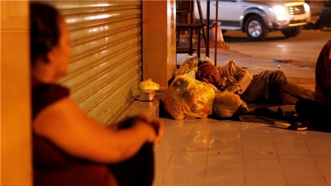 Mỗi ngày có hàng trăm người phải ngủ ở vỉa hè, gầm cầu, mái hiên,… sau một ngày mưu sinh.    