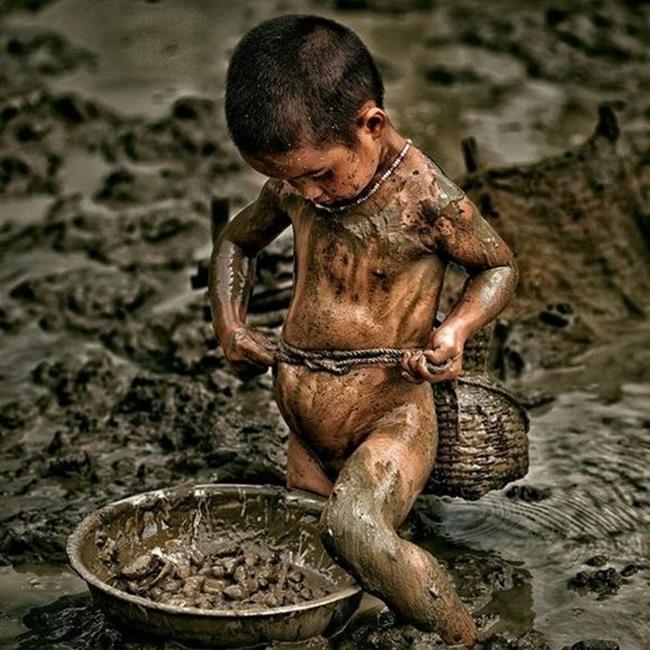 Tuổi thơ của bạn là vô số trò chơi với lũ trẻ trong xóm. Tuổi thơ của cậu bé này là những tháng ngày cơ cực lội bùn chạy cơm từng bữa.    