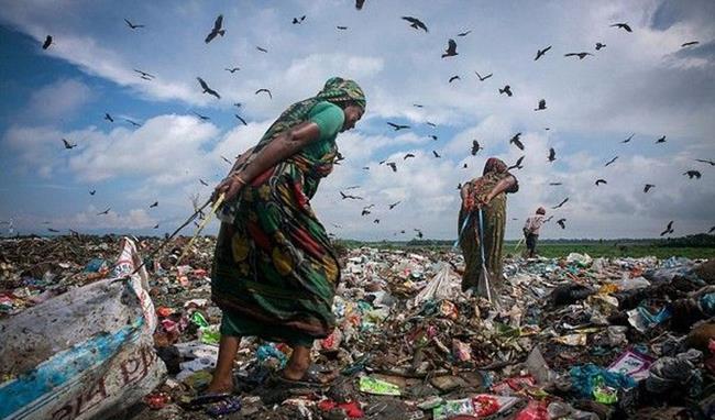 Bạn tiêu xài hoang phí và bỏ đi những thứ vẫn có thể dùng được. Còn họ phải kiếm từng đồng nhờ những phế thải nhặt từ bãi rác bốc mùi.    
