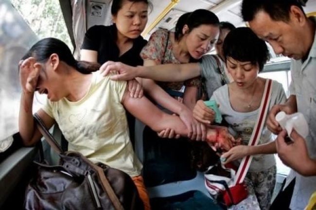 Hành khách trên xe đang cố gắng ngăn cản một người phụ nữ tự tử