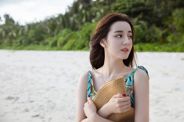 dich-le-nhiet-ba-khoe-nhan-sac-long-lay-giua-tin-don-vong-an-boi-657f87
