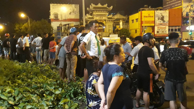 Rất đông người dân chứng kiến vụ tai nạn    
