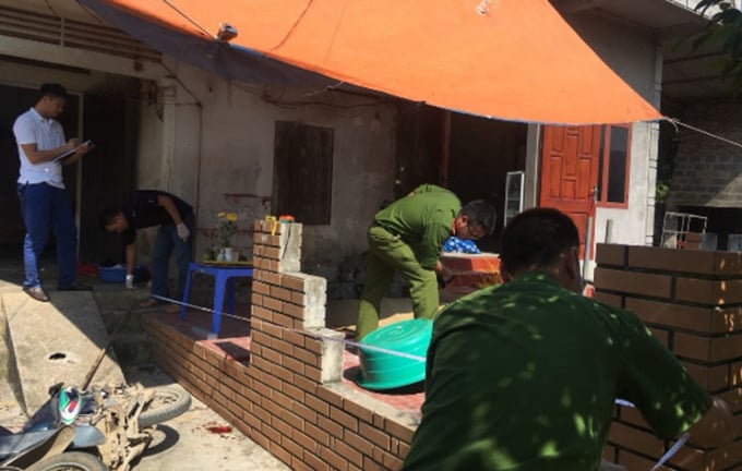 Thừa lúc Thương không để ý, tổ cảnh sát áp sát ập vào khống chế Thương và giải cứu cháu bé an toàn