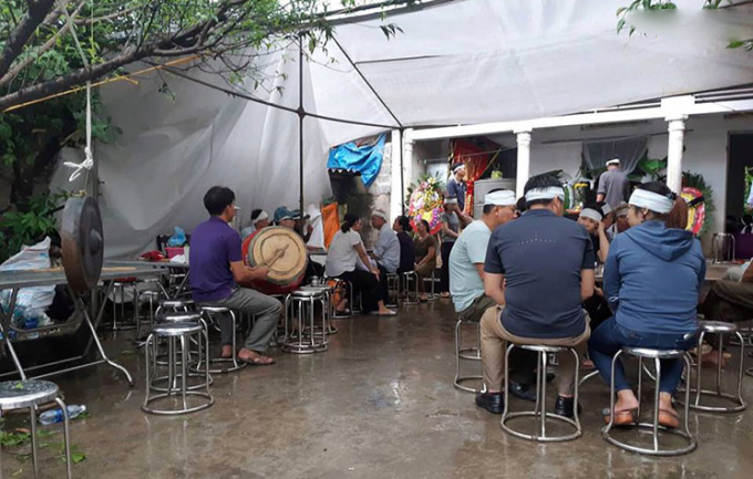 Chiều cùng ngày, ngay khi hoàn tất các thủ tục khám nghiệm tử thi lực lượng chức năng đã bàn giao thi thể bà H., cho người thân tổ chức mai táng theo tập tục của địa phương.