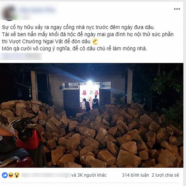 Một khối lượng đá tảng được chất đầy trước cửa nhà cô dâu    