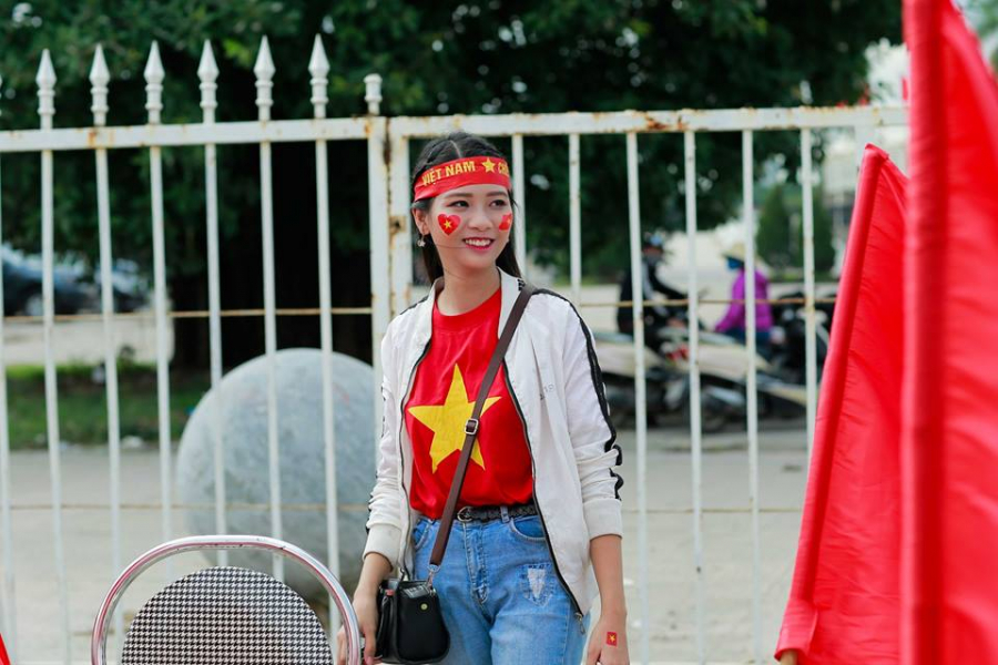 Dù tới 19h30 trận đấu mới diễn ra nhưng rất nhiều bạn trẻ đã có mặt tại sân từ rất sớm    