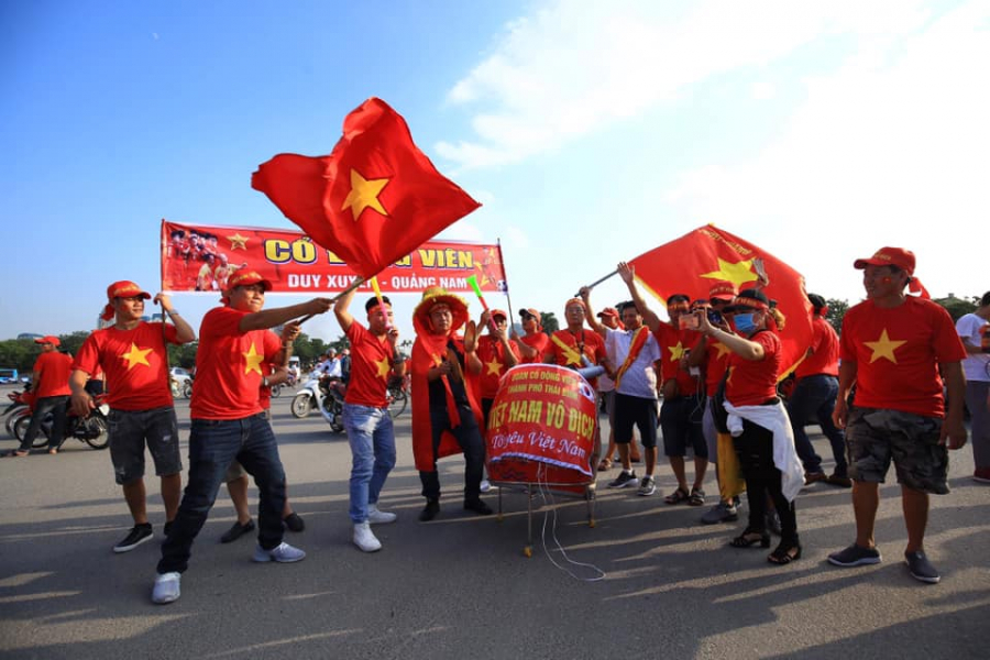  Lá cờ đỏ sao vàng bay phấp phới theo chân CĐV đến sân Mỹ Đình    