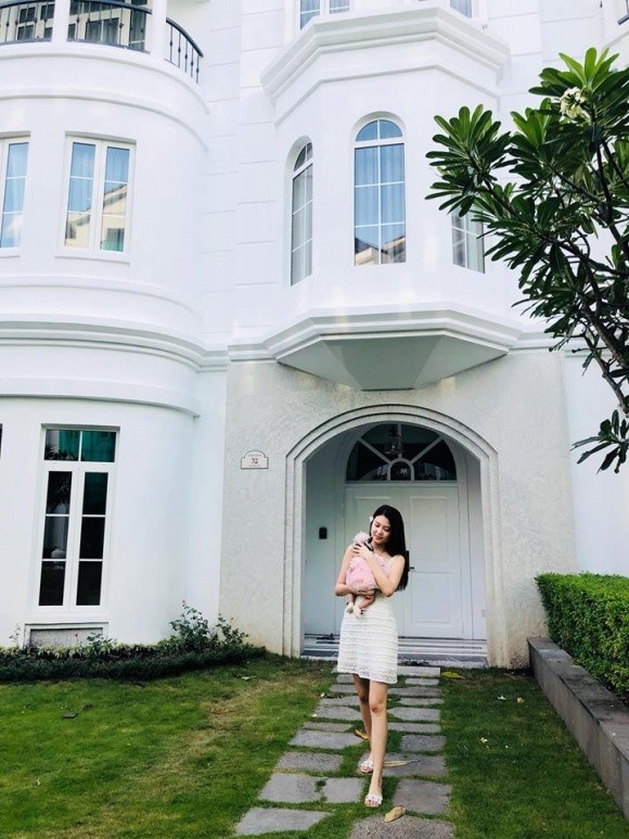 Người đẹp hạ sinh con gái đầu lòng cho chồng đại gia vào cuối tháng 4 vừa qua.  