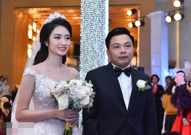 Ông xã doanh nhân Doãn Văn Phương của người đẹp sinh năm 1977 lớn hơn cô 19 tuổi và là đại gia có tiếng trong giới kinh doanh bất động sản.  