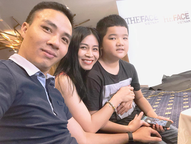Su đã khá lớn, cậu bé có vẻ ngoài giống bố và trông khá chững chạc.    