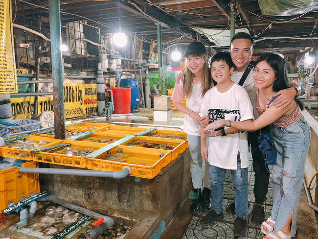Sau khi bố mẹ chia tay, Su sống ở Sài Gòn cùng mẹ.    