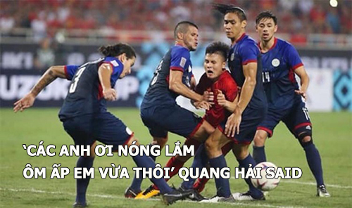Tình huống Quang Hải bị các cầu thủ Philippines chèn ép.    