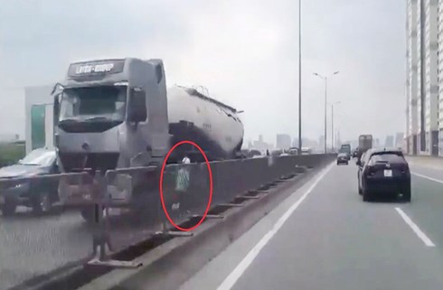 Hai cô gái phóng xe máy ngược chiều ở đường trên cao