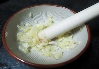 cach-dieu-tri-mun-voi-toi-2