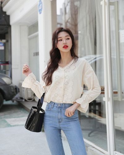 Áo sơmi được nhấn nhá với các đường bèo nhún vô cùng trẻ trung như thế này cũng sẽ là một gợi ý mà các nàng công sở không nên bỏ qua.