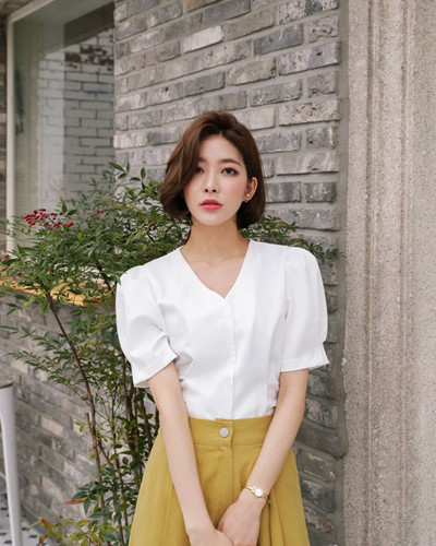 Kiểu áo với chất liệu vải đục lỗ thế này khá phù hợp với các nàng yêu thích phong cách nhẹ nhàng cá tính.