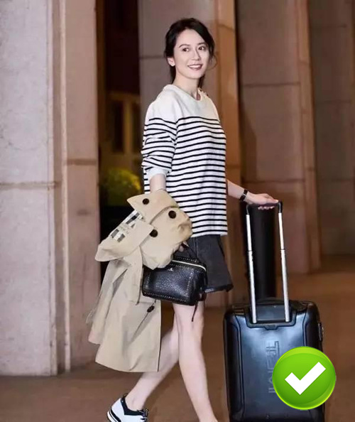 Các loại học tiết kẻ sọc ngang, sọc dọc bản nhỏ sẽ giúp bạn trông cao ráo, thanh thoát hơn khi mặc kẻ sọc bản to.