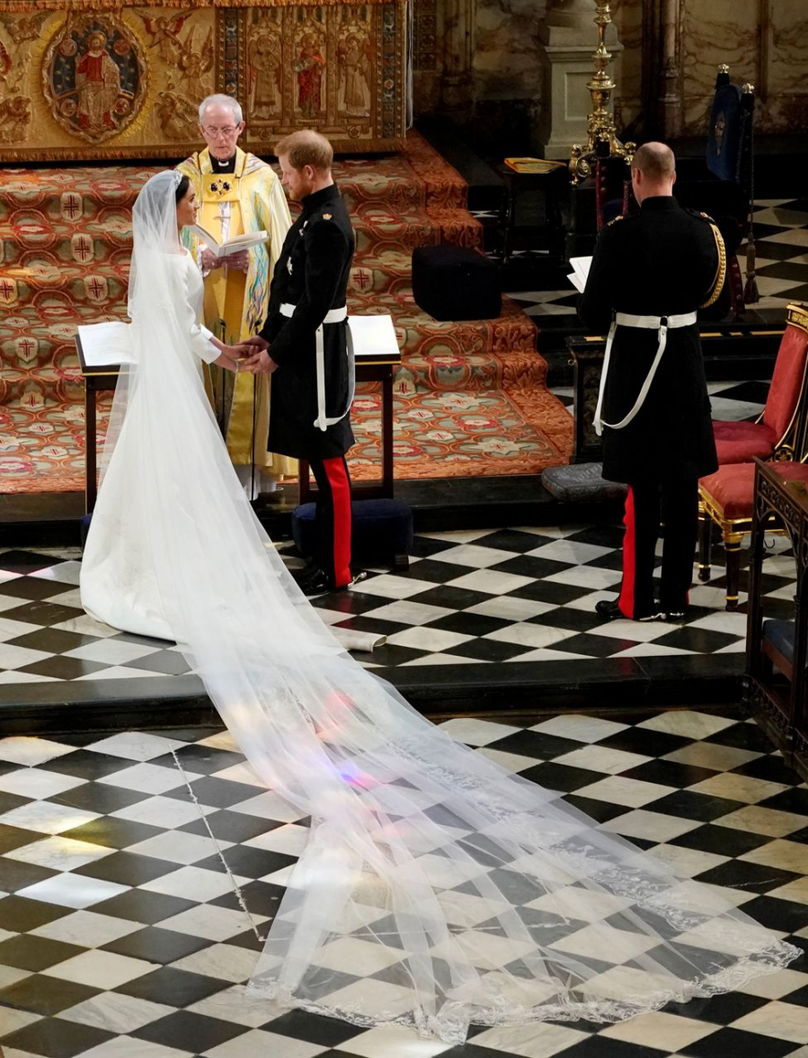 cong-nuong-meghan-markle-mac-dam-cuoi-givenchy-elle-viet-nam-6
