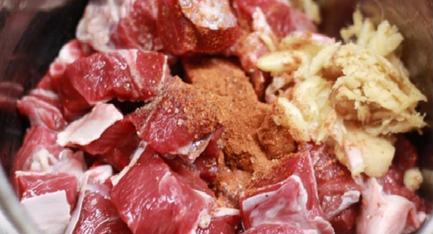 tu-tin-mo-tiec-bbq-tai-nha-voi-cach-uop-thit-de-nuong-chao-ngon-rat-don-gian3_0_0