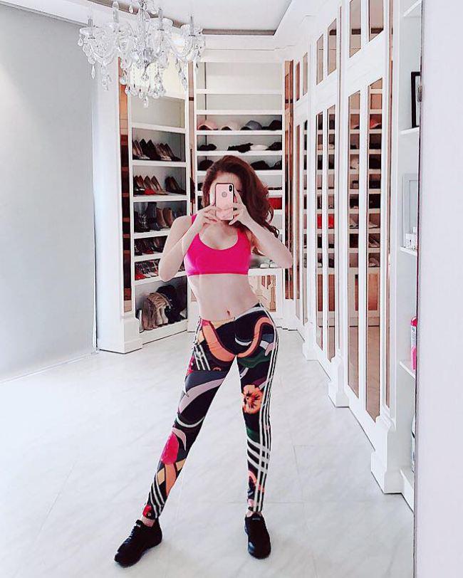 Bảo Thy khoe dáng thon gọn bên biệt thự xa hoa