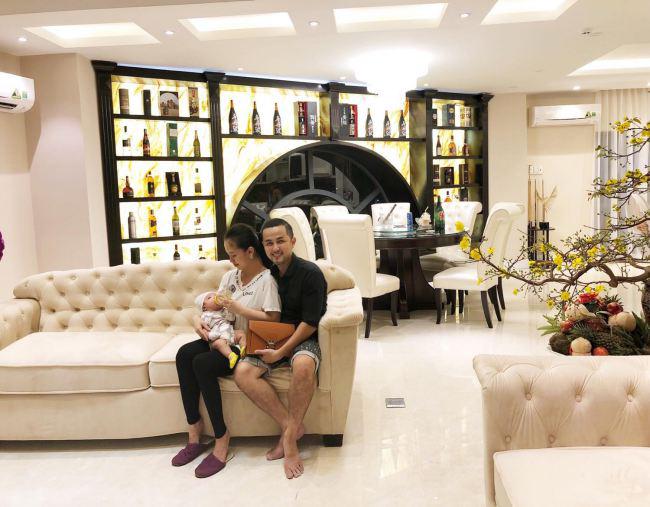 Anh trai Bảo Thy cùng bà xã, ta thấy phía xa là bàn ăn cùng tủ để rượu vô cùng bắt mắt