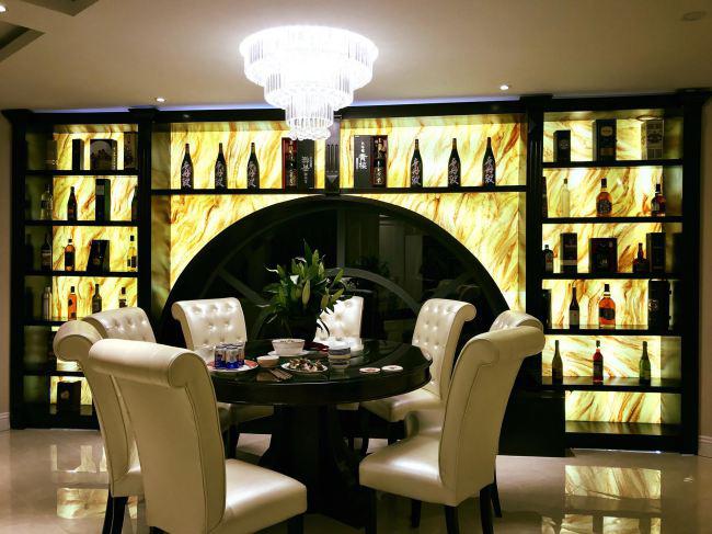 Bàn ăn cùng những chai rượu nổi tiếng đắt đỏ của Shbet111 slot, casino, thể thao, xổ số cô