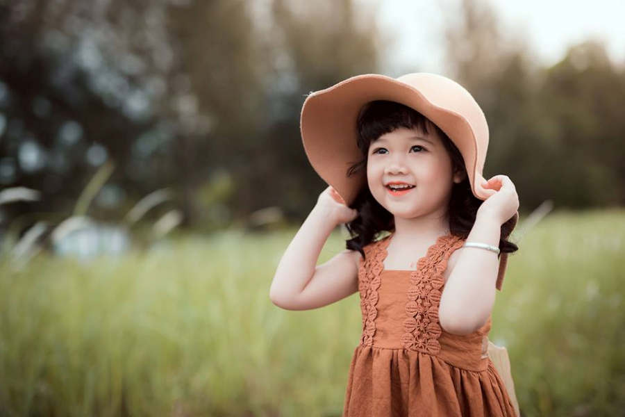 Hinh-anh-be-gai-xinh-xan-tho-ngay-trong-sang-nhu-thien-than