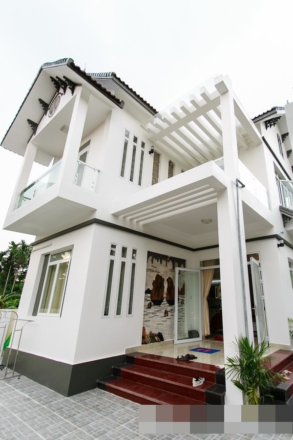 Căn nhà tone trắng của HH Phạm Hương tại quê Hải Phòng