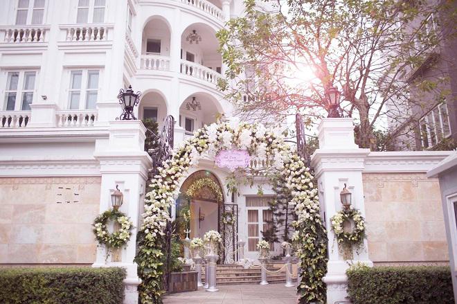 Biệt thự nhà chồng Ngọc Duyên được trang hoàng trước ngày cưới